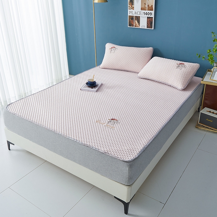 91家纺网 家纺一手货源 找家纺 伊被源 2023新款凉感丝豆豆席绑带款床笠款凉席三件套-冰兔兔 冰兔兔-樱花粉（床席款）