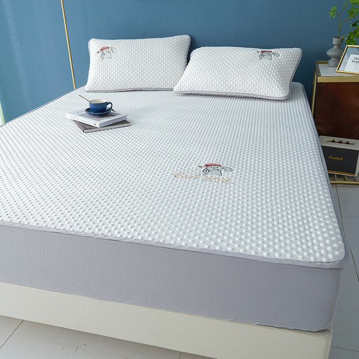 91家纺网 家纺一手货源 找家纺 伊被源 2023新款凉感丝豆豆席绑带款床笠款凉席三件套-冰兔兔 冰兔兔-云朵白（床笠款）