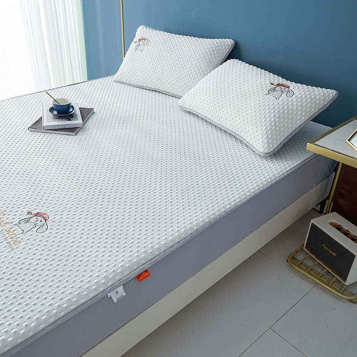 91家纺网 家纺一手货源 找家纺 伊被源 2023新款凉感丝豆豆席绑带款床笠款凉席三件套-冰兔兔 冰兔兔-云朵白（床笠款）