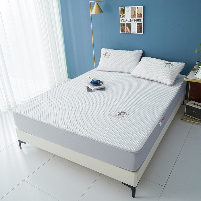 91家纺网 家纺一手货源 找家纺 伊被源 2023新款凉感丝豆豆席绑带款床笠款凉席三件套-冰兔兔 冰兔兔-云朵白（床笠款）