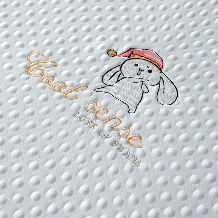 91家纺网 家纺一手货源 找家纺 伊被源 2023新款凉感丝豆豆席绑带款床笠款凉席三件套-冰兔兔 冰兔兔-云朵白（床笠款）