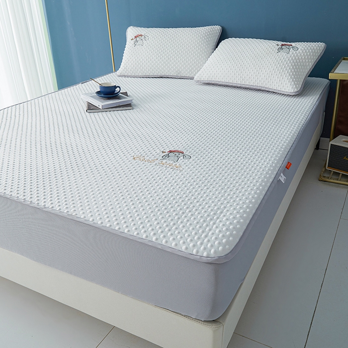 91家纺网 家纺一手货源 找家纺 伊被源 2023新款凉感丝豆豆席绑带款床笠款凉席三件套-冰兔兔 冰兔兔-云朵白（床笠款）