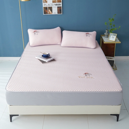 91家纺网 家纺一手货源 找家纺 （总）伊被源 2023新款凉感丝豆豆席绑带款床笠款凉席三件套-冰兔兔