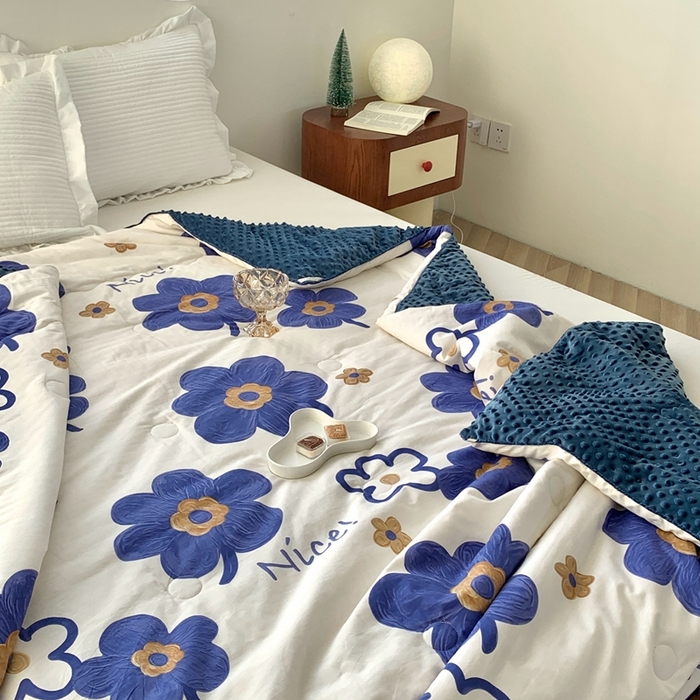 91家纺网 家纺一手货源 找家纺 星期八 2023新款全棉豆豆春秋被夏被 蓝色花
