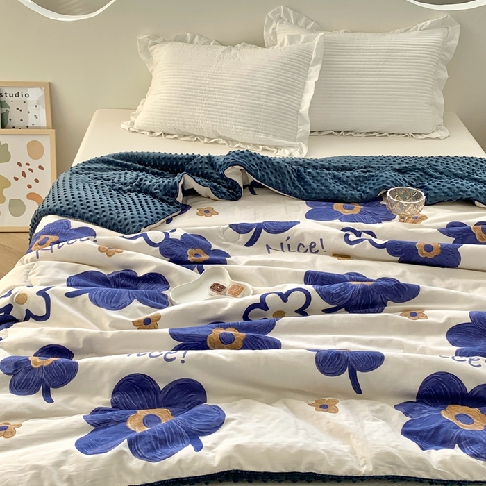 91家纺网 家纺一手货源 找家纺 星期八 2023新款全棉豆豆春秋被夏被 蓝色花