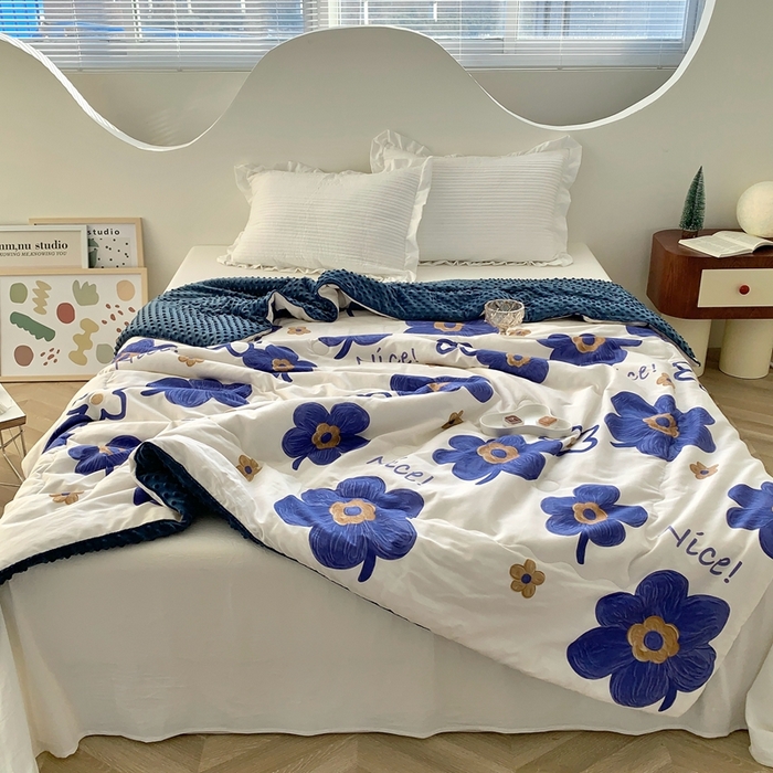 91家纺网 家纺一手货源 找家纺 星期八 2023新款全棉豆豆春秋被夏被 蓝色花