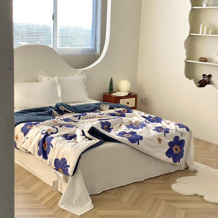 91家纺网 家纺一手货源 找家纺 星期八 2023新款全棉豆豆春秋被夏被 蓝色花