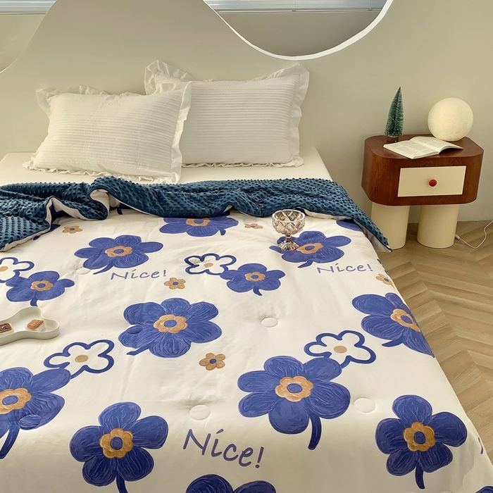 91家纺网 家纺一手货源 找家纺 星期八 2023新款全棉豆豆春秋被夏被 蓝色花