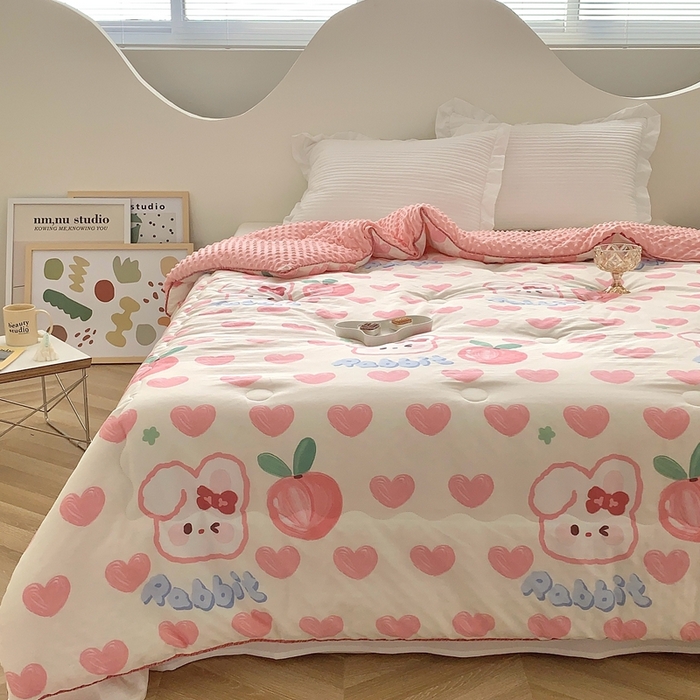 91家纺网 家纺一手货源 找家纺 星期八 2023新款全棉豆豆春秋被夏被 桃子兔