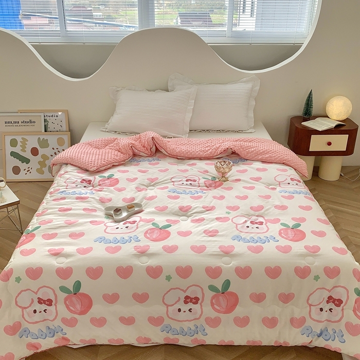 91家纺网 家纺一手货源 找家纺 星期八 2023新款全棉豆豆春秋被夏被 桃子兔