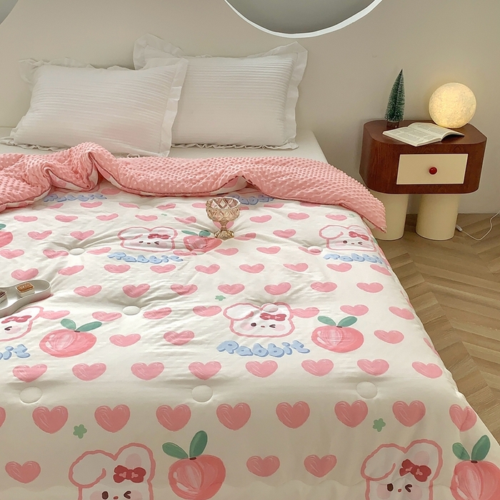 91家纺网 家纺一手货源 找家纺 星期八 2023新款全棉豆豆春秋被夏被 桃子兔