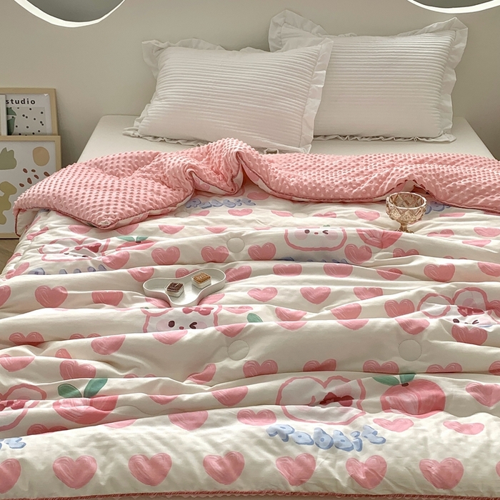 91家纺网 家纺一手货源 找家纺 星期八 2023新款全棉豆豆春秋被夏被 桃子兔