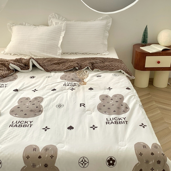 91家纺网 家纺一手货源 找家纺 星期八 2023新款全棉豆豆春秋被夏被 Lucky兔