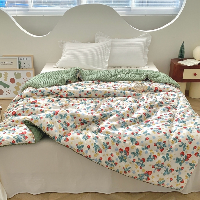 91家纺网 家纺一手货源 找家纺 星期八 2023新款全棉豆豆春秋被夏被 小草莓