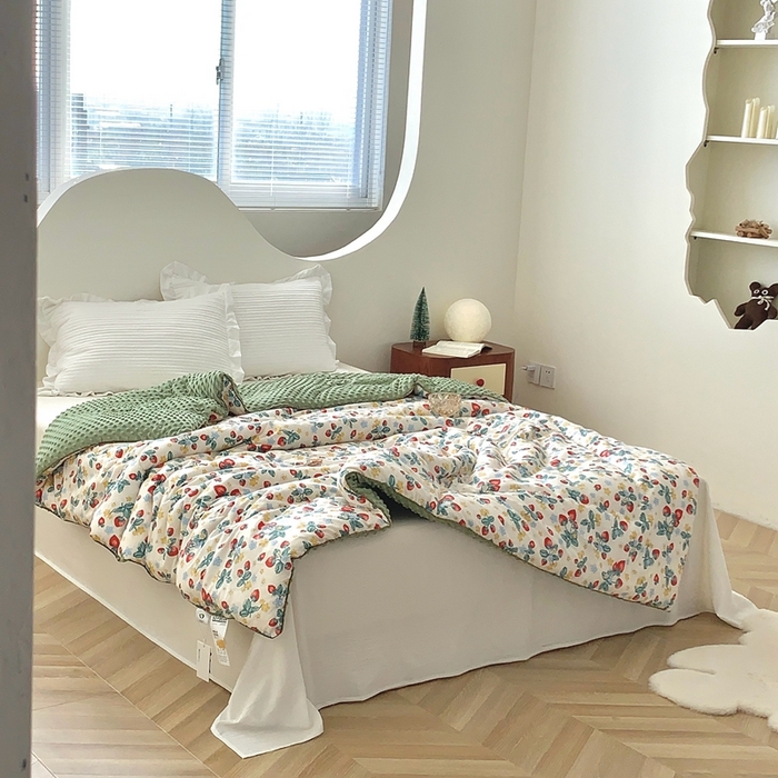 91家纺网 家纺一手货源 找家纺 星期八 2023新款全棉豆豆春秋被夏被 小草莓