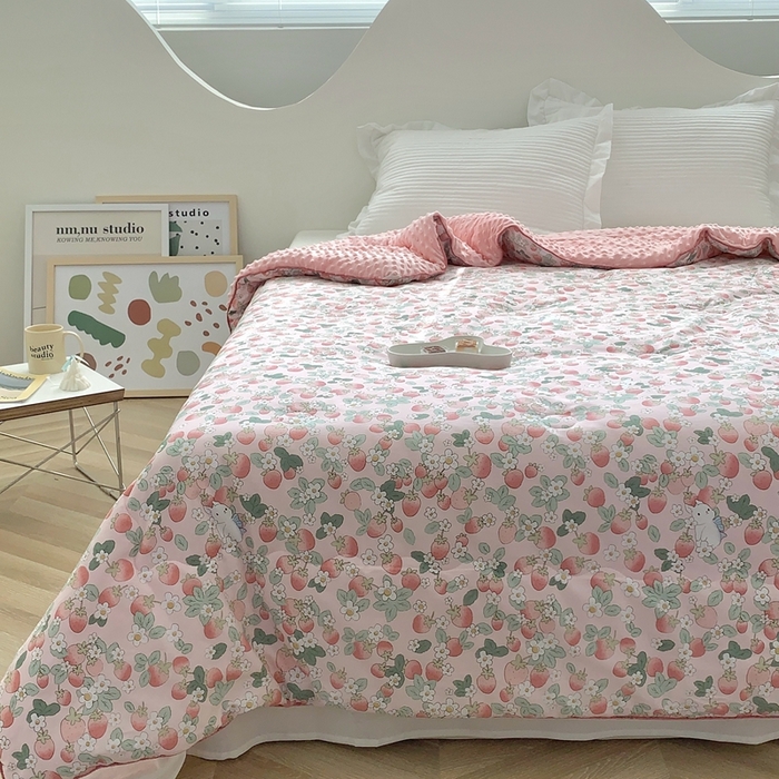 91家纺网 家纺一手货源 找家纺 星期八 2023新款全棉豆豆春秋被夏被 草莓兔