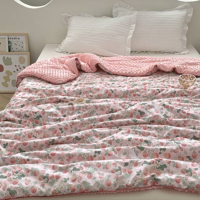 91家纺网 家纺一手货源 找家纺 星期八 2023新款全棉豆豆春秋被夏被 草莓兔