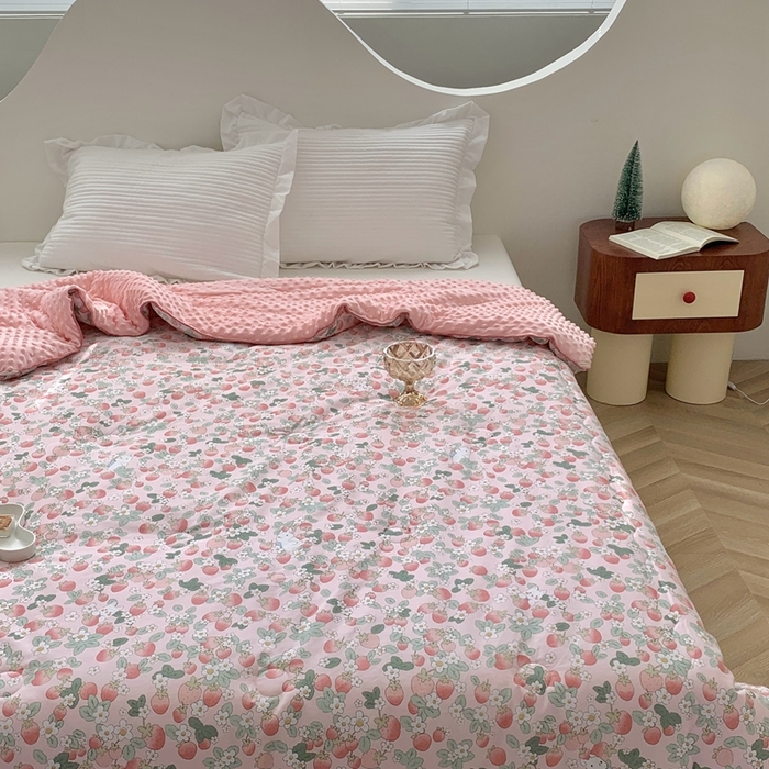 91家纺网 家纺一手货源 找家纺 星期八 2023新款全棉豆豆春秋被夏被 草莓兔