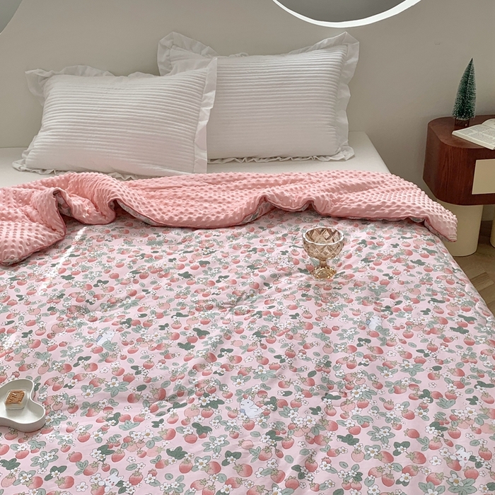 91家纺网 家纺一手货源 找家纺 星期八 2023新款全棉豆豆春秋被夏被 草莓兔