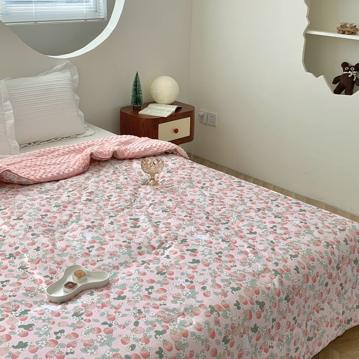 91家纺网 家纺一手货源 找家纺 星期八 2023新款全棉豆豆春秋被夏被 草莓兔