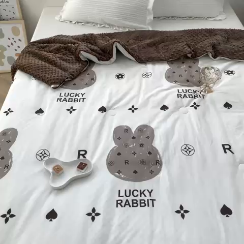 91家纺网 家纺一手货源 找家纺 星期八 2023新款全棉豆豆春秋被夏被 Lucky兔
