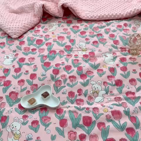 91家纺网 家纺一手货源 找家纺 星期八 2023新款全棉豆豆春秋被夏被 郁金香兔