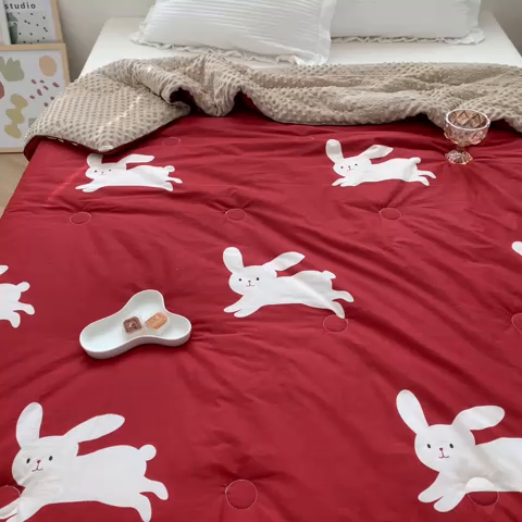 91家纺网 家纺一手货源 找家纺 星期八 2023新款全棉豆豆春秋被夏被 小红兔