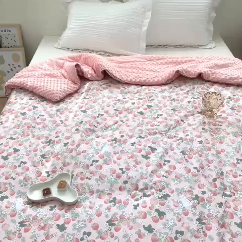 91家纺网 家纺一手货源 找家纺 星期八 2023新款全棉豆豆春秋被夏被 草莓兔