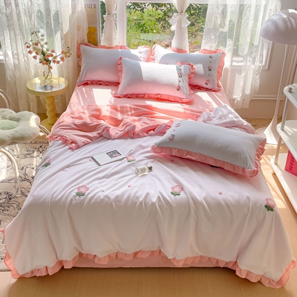 91家纺网 家纺一手货源 找家纺 麦朵家居 2023新款花边款毛巾绣夏被四件套 向阳花-白粉