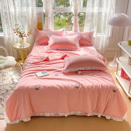 91家纺网 家纺一手货源 找家纺 麦朵家居 2023新款花边款毛巾绣夏被四件套 向阳花-粉色
