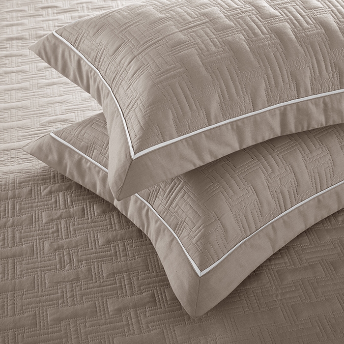 91家纺网 家纺一手货源 找家纺 优乐家纺 2023新款双面全棉斜纹绗绣床盖唐顿系列三件套 唐顿-都市驼