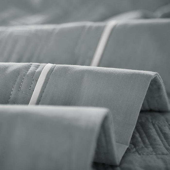 91家纺网 家纺一手货源 找家纺 优乐家纺 2023新款双面全棉斜纹绗绣床盖唐顿系列三件套 唐顿-贵族灰