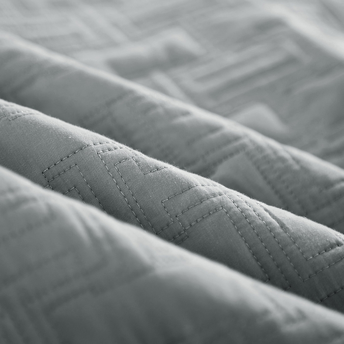 91家纺网 家纺一手货源 找家纺 优乐家纺 2023新款双面全棉斜纹绗绣床盖唐顿系列三件套 唐顿-贵族灰