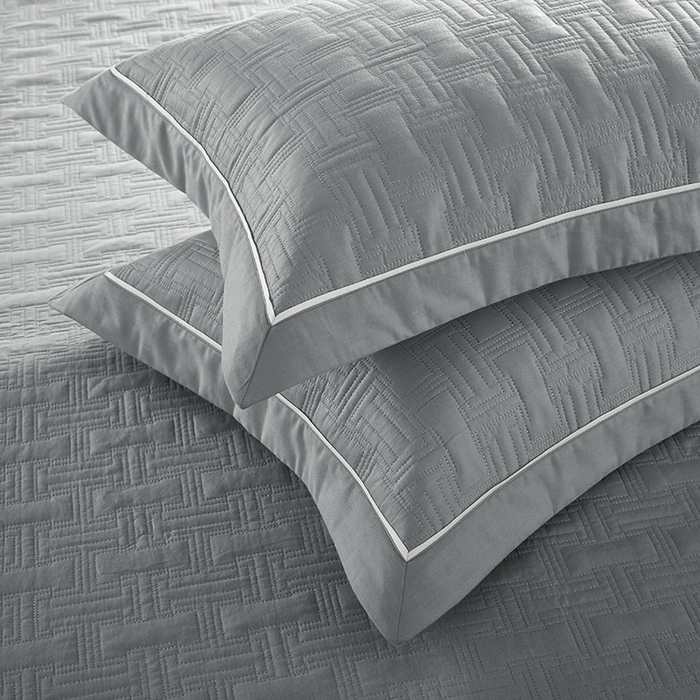 91家纺网 家纺一手货源 找家纺 优乐家纺 2023新款双面全棉斜纹绗绣床盖唐顿系列三件套 唐顿-贵族灰