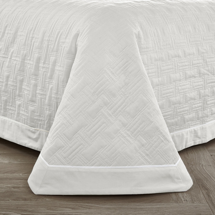 91家纺网 家纺一手货源 找家纺 优乐家纺 2023新款双面全棉斜纹绗绣床盖唐顿系列三件套 唐顿-情迷白