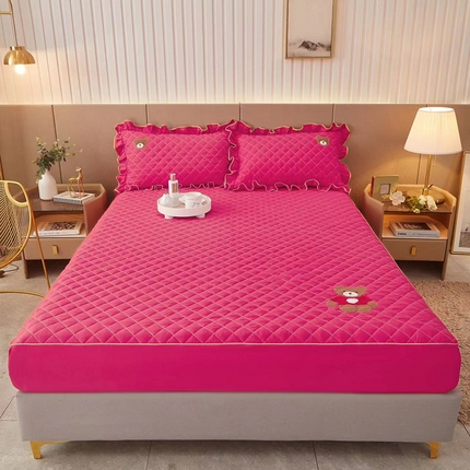 91家纺网 家纺一手货源 找家纺 屹成家纺 2024年水洗棉毛巾绣款床笠三件套 玫红