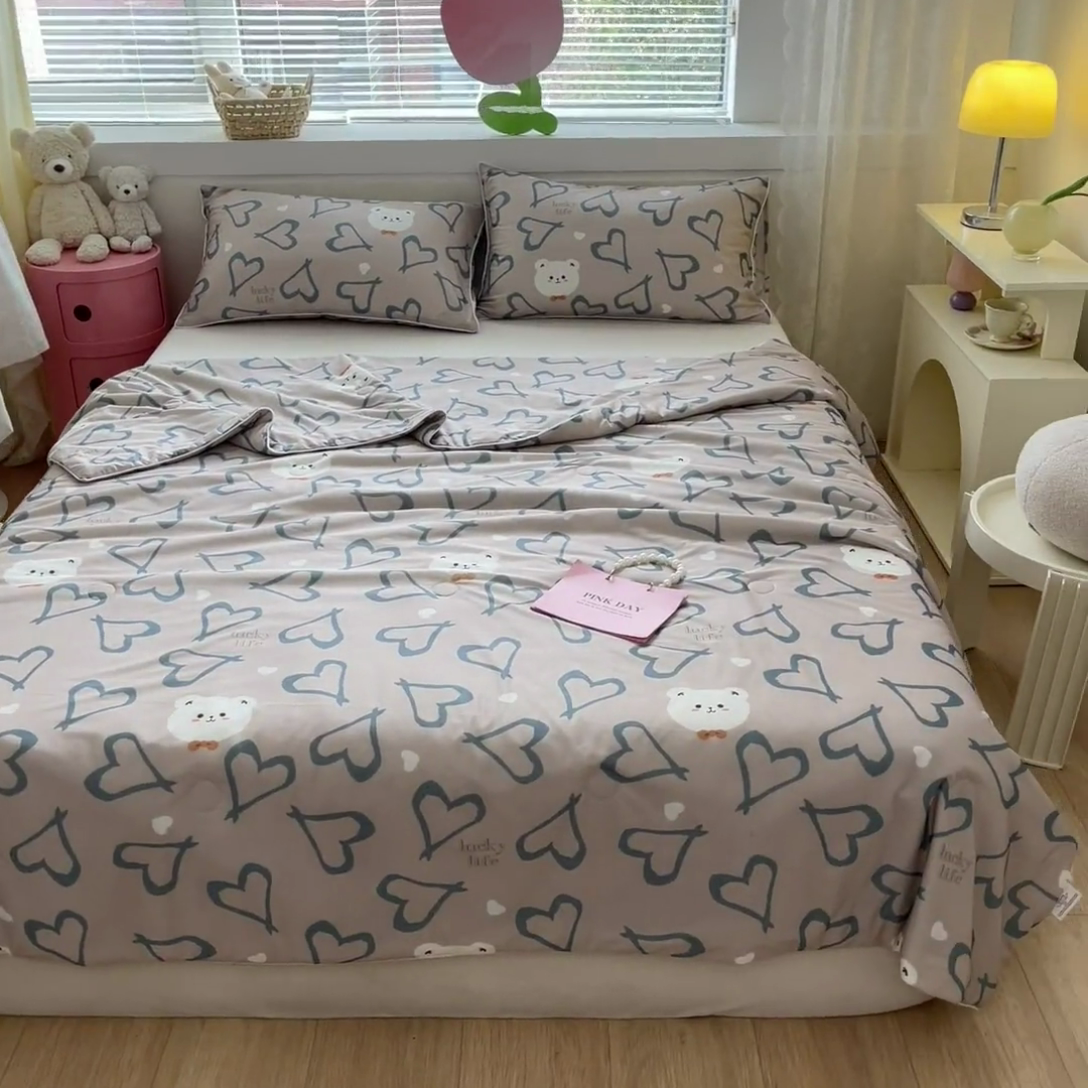 91家纺网 家纺一手货源 找家纺  蜜柚 2024新款A类提花透气凉感丝小冰皮夏被 领结熊