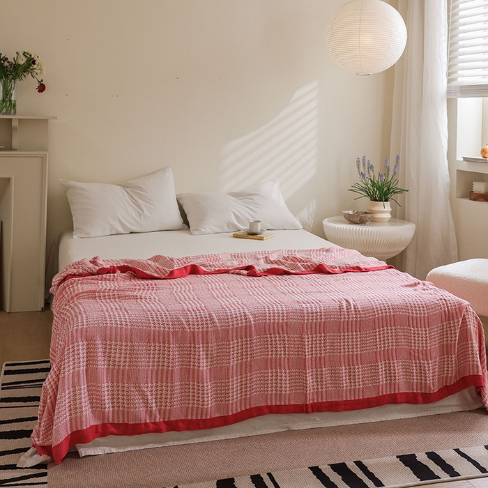 91家纺网 家纺一手货源 找家纺 雯雨家纺 2023新款竹纤维毛巾被 百灵鸟-红色