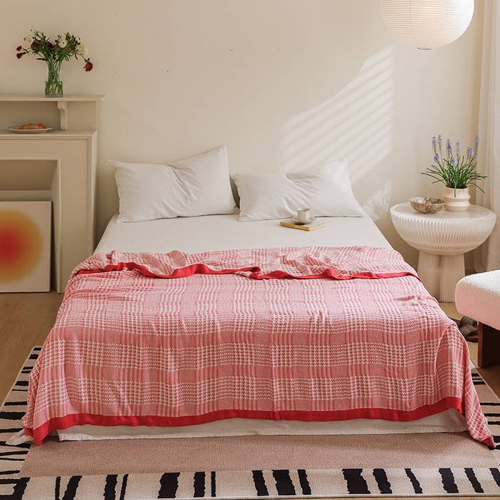 91家纺网 家纺一手货源 找家纺 雯雨家纺 2023新款竹纤维毛巾被 百灵鸟-红色