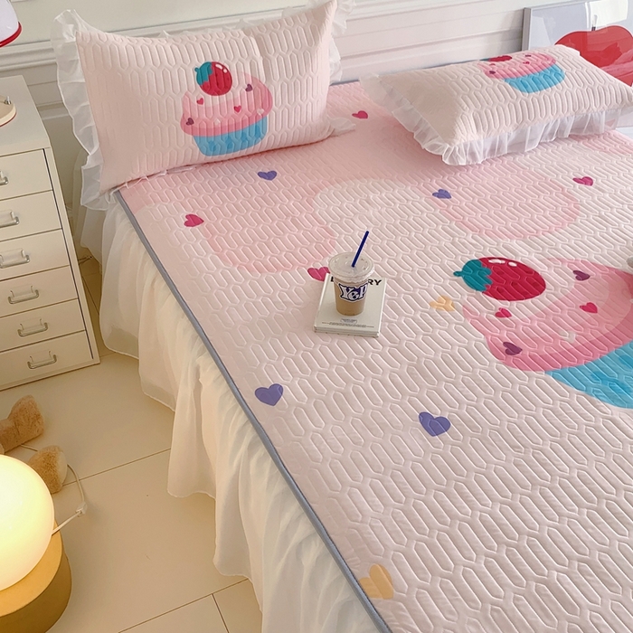 91家纺网 家纺一手货源 找家纺 美乐迪2023新款大版床裙款乳胶凉席 粉色蛋糕