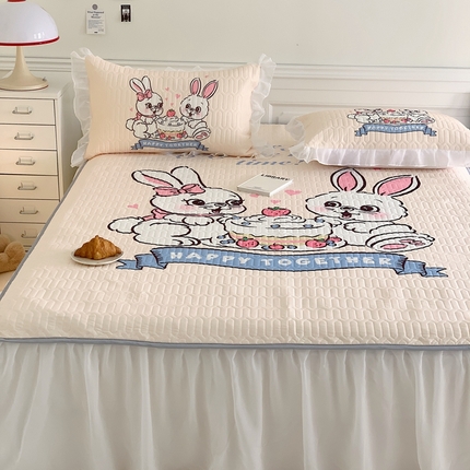 91家纺网 家纺一手货源 找家纺 美乐迪2023新款大版床裙款乳胶凉席 蛋糕小兔