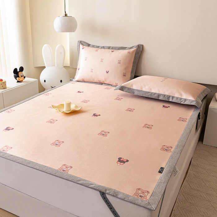 91家纺网 家纺一手货源 找家纺 本希家居 2023新款小清新卡通款冰丝席-床席款 茶杯熊