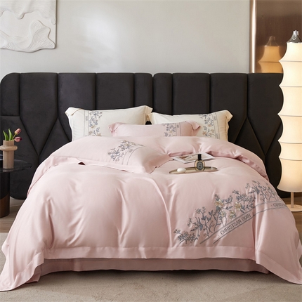 91家纺网 家纺一手货源 找家纺 名品优仓 2023新款高支高密长绒棉刺绣款四季可用四件套梦之境系列 梦之境（浅妃粉）