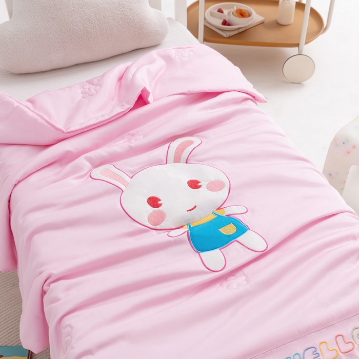 91家纺网 家纺一手货源 找家纺 喜多兔儿童家纺 2023年新款小欢喜莫代尔天丝空调被 粉色甜甜小兔