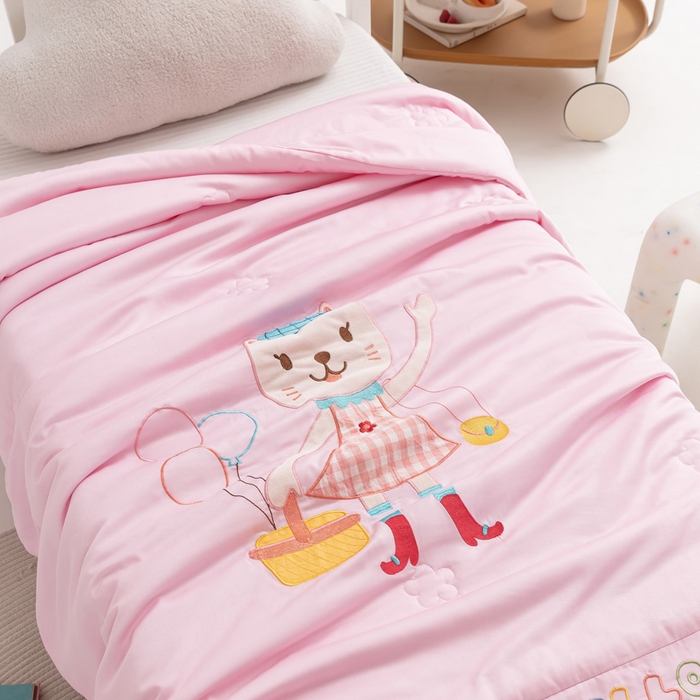 91家纺网 家纺一手货源 找家纺 喜多兔儿童家纺 2023年新款小欢喜莫代尔天丝空调被 粉色美丽小猫咪