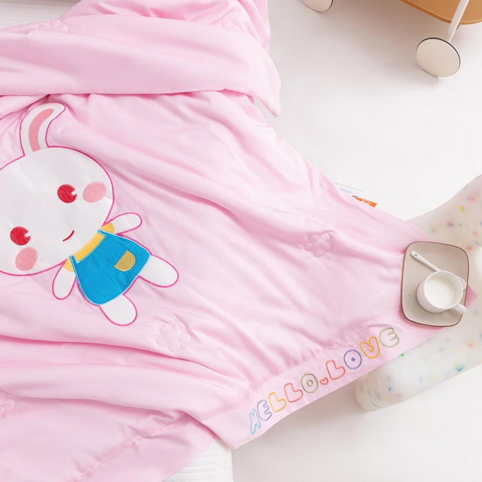91家纺网 家纺一手货源 找家纺 喜多兔儿童家纺 2023年新款小欢喜莫代尔天丝空调被 粉色甜甜小兔