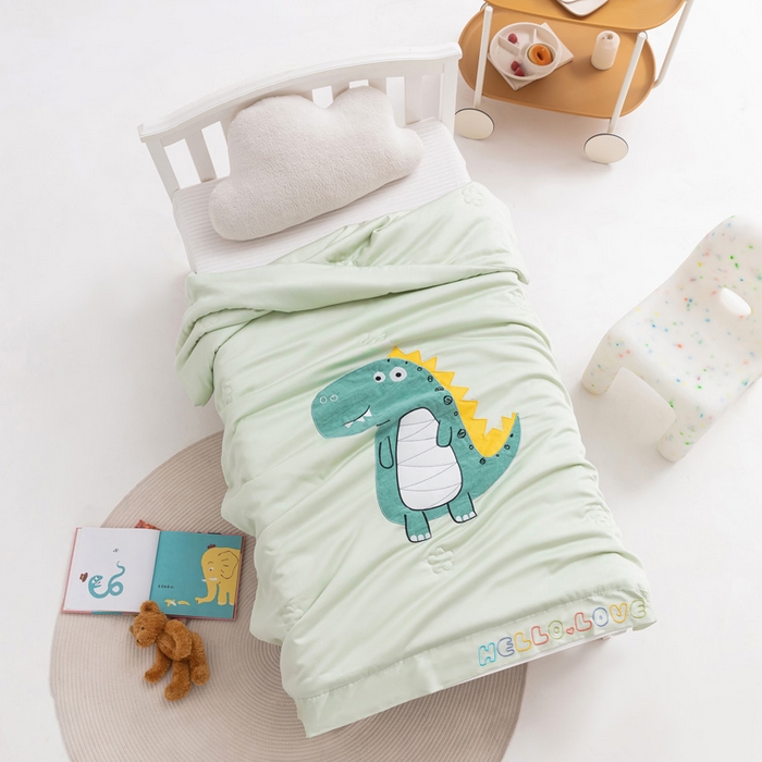 91家纺网 家纺一手货源 找家纺 喜多兔儿童家纺 2023年新款小欢喜莫代尔天丝空调被 绿色大嘴恐龙