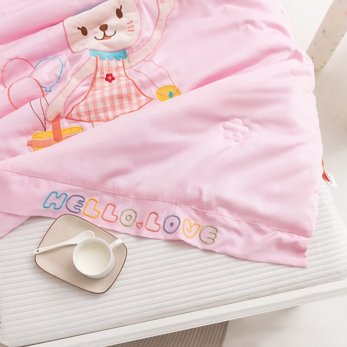 91家纺网 家纺一手货源 找家纺 喜多兔儿童家纺 2023年新款小欢喜莫代尔天丝空调被 粉色美丽小猫咪