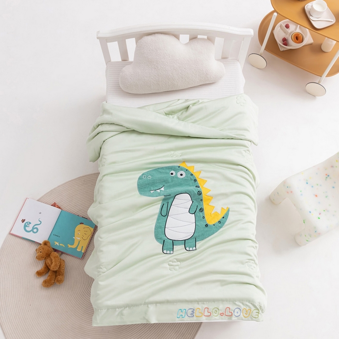 91家纺网 家纺一手货源 找家纺 喜多兔儿童家纺 2023年新款小欢喜莫代尔天丝空调被 绿色大嘴恐龙