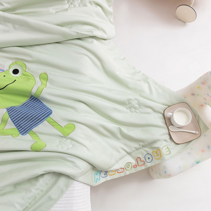 91家纺网 家纺一手货源 找家纺 喜多兔儿童家纺 2023年新款小欢喜莫代尔天丝空调被 绿色活力青蛙